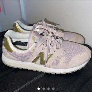 ✨NEW BALANCE 520 SNEAKERS✨